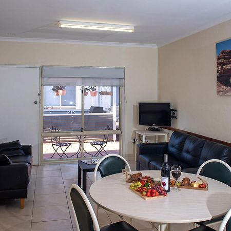 Api Pelican Beach Front Apartments Калбари Екстериор снимка