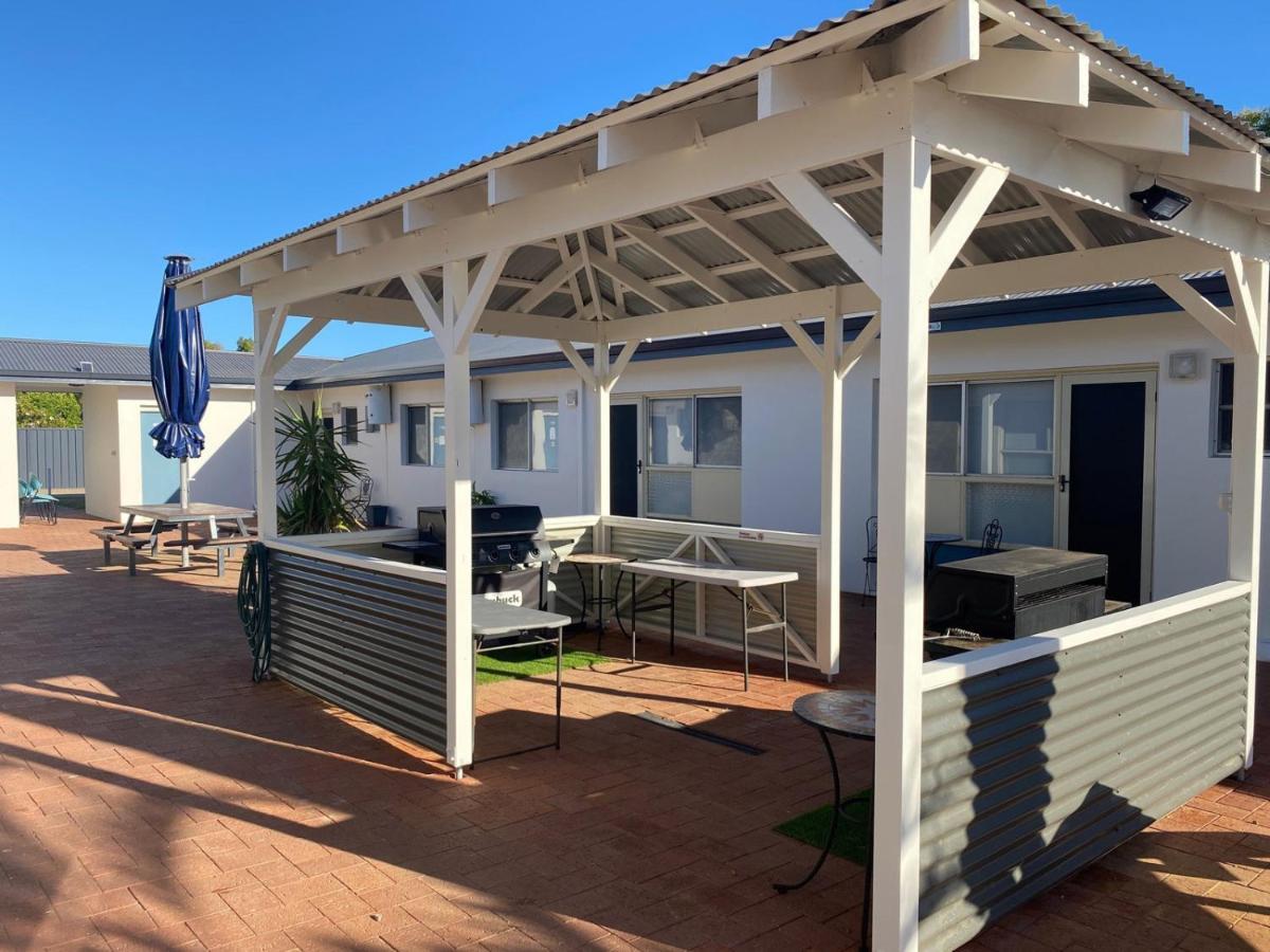 Api Pelican Beach Front Apartments Калбари Екстериор снимка