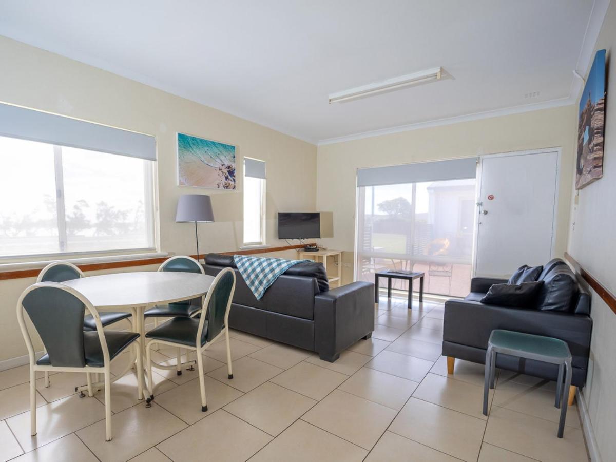 Api Pelican Beach Front Apartments Калбари Екстериор снимка